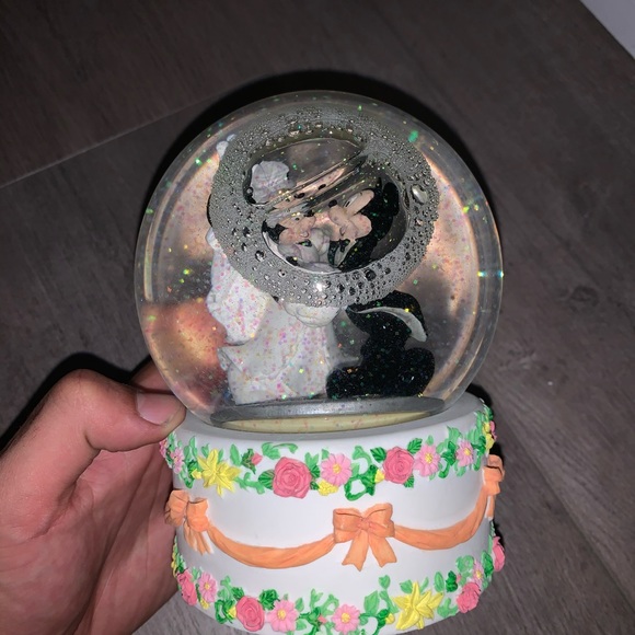 Vintage Disney wind up musical snowglobe - Picture 2 of 4